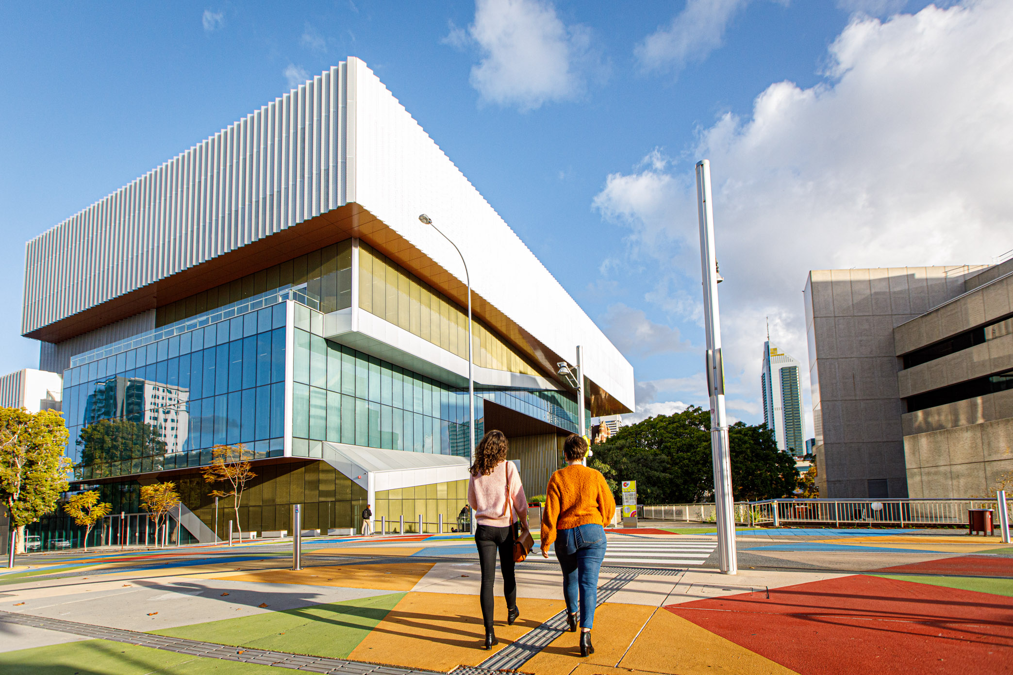 Two people walking to the WA Museum Boola Bardip