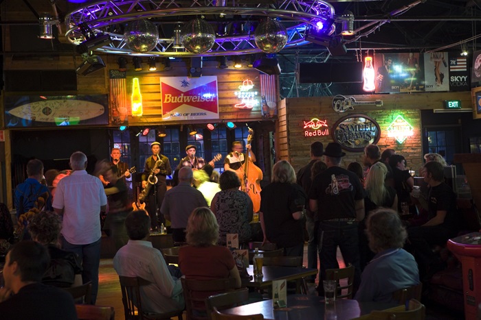 Living Northbridge Mustang Bar